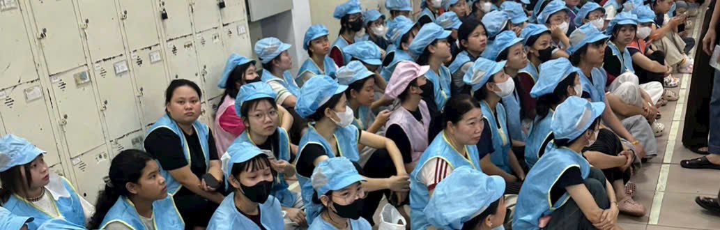Hàng trăm người lao động mặc đồng phục nghe hướng dẫn trước ngày đầu đi làm